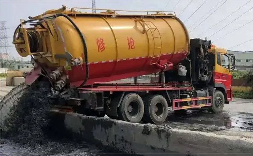 雨城区污水池清理
